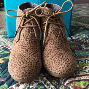 TOMS CHEETAH WEDGES